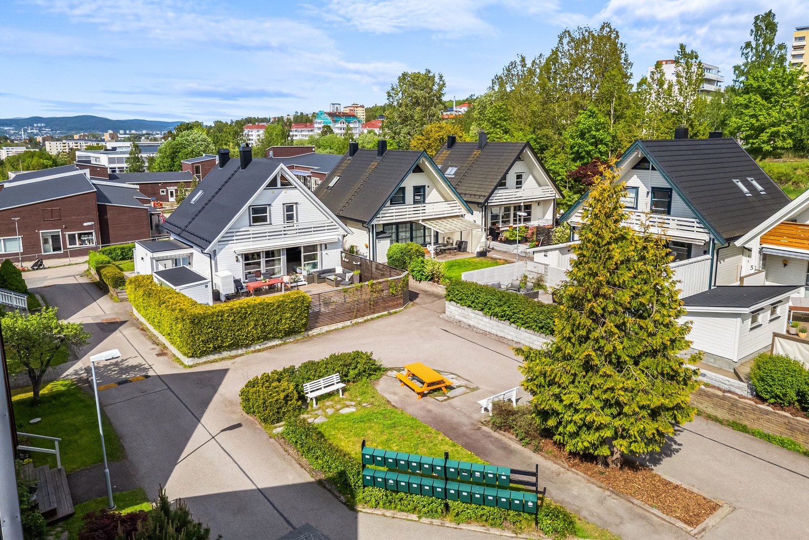 Boligen er beliggende på et rolig tun, i et familievennlig område på Oppsal. Her bor du samtidig sentralt, med nærhet til handlesenter, T-bane og marka. Galleribilde
