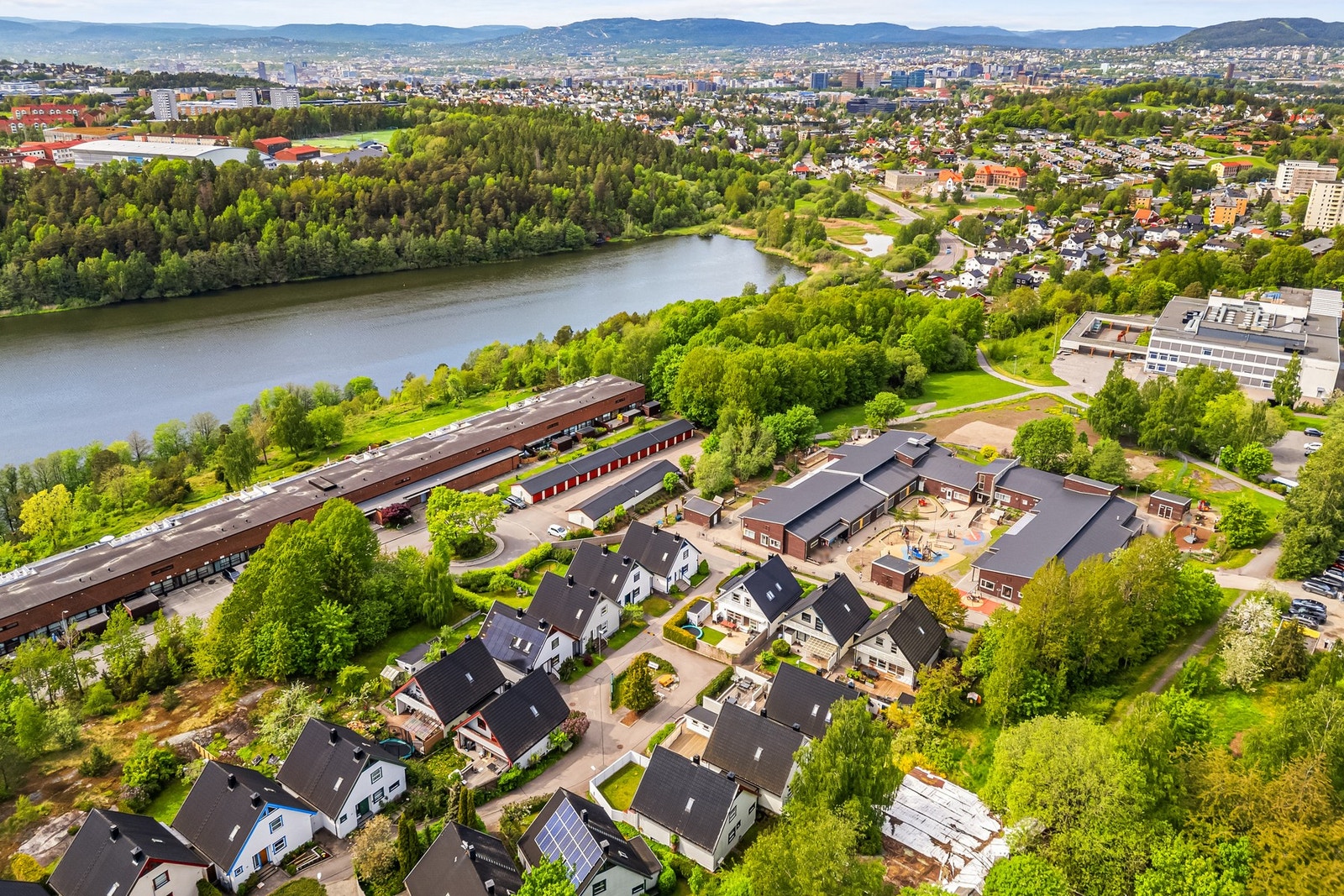 Boligen ligger i et meget populært og barnevennlig boligområde sentralt på Oppsal. Området har nærhet til skoler, barnehager, offentlig kommunikasjon, samt et rikt utvalg av fasiliteter og servicetilbud. Galleribilde