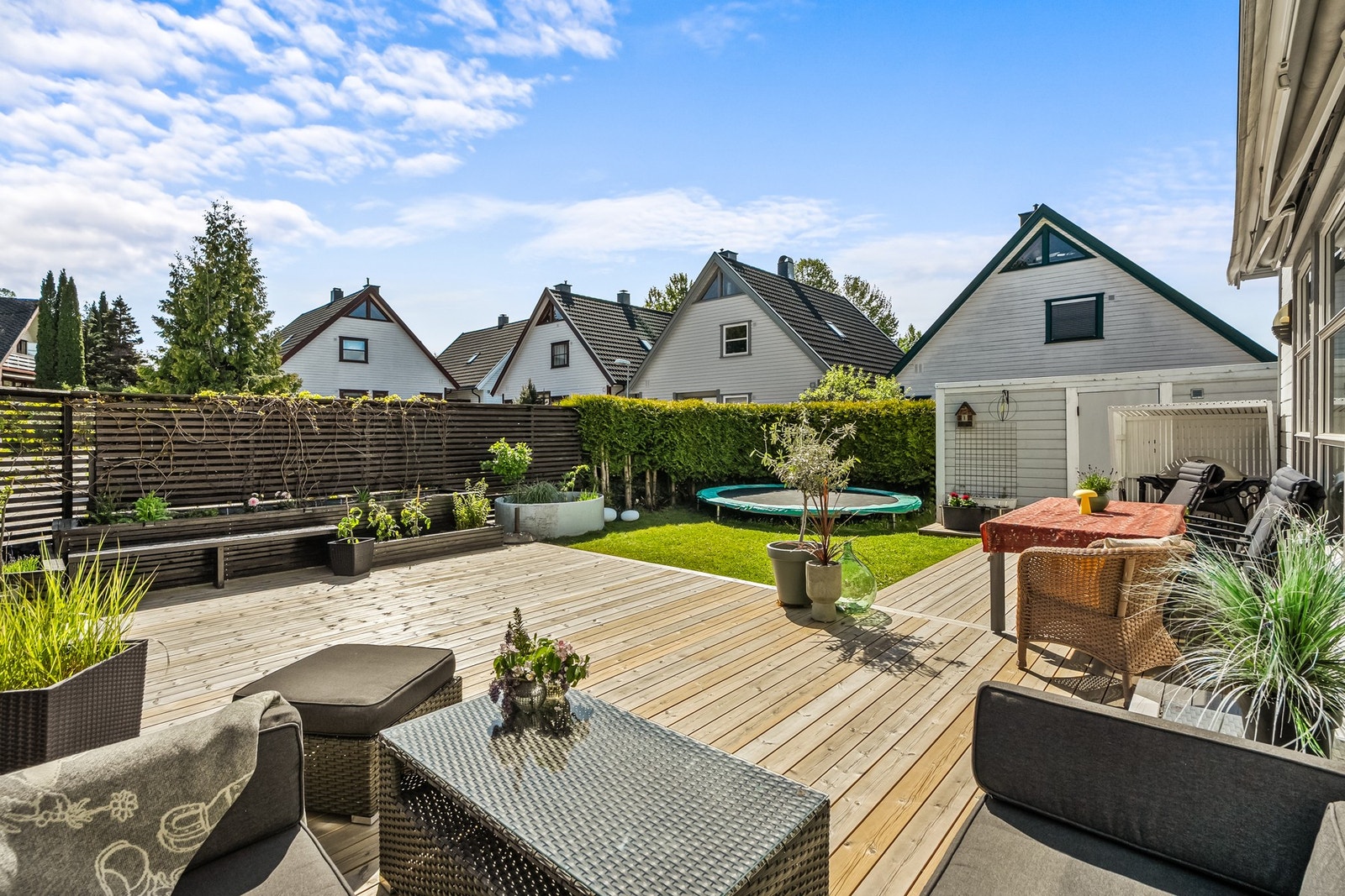 Oppsal terrasse 59 er en lys og innholdsrik, kjedet enebolig på 205 kvm, med familievennlig planløsning. Galleribilde