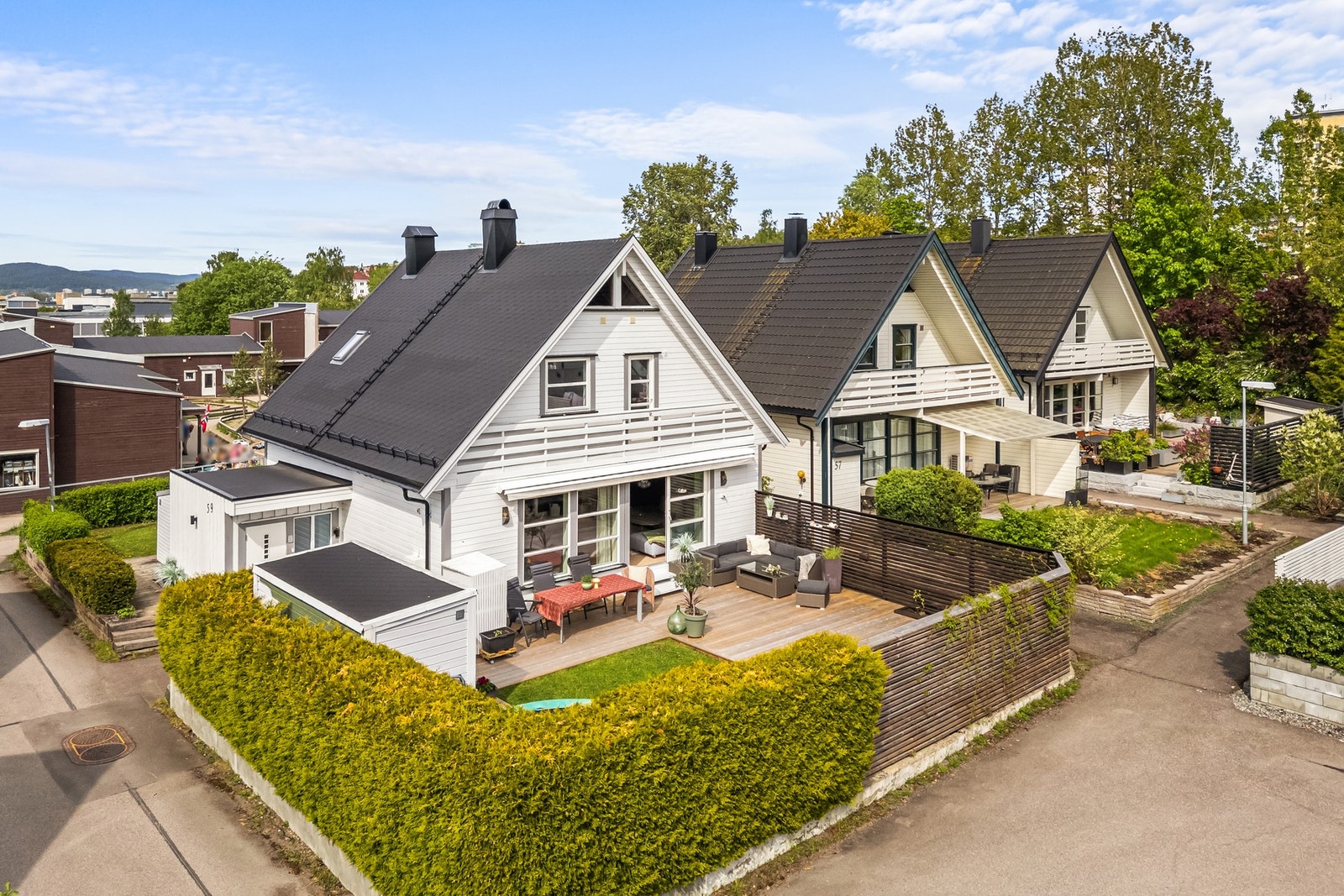 Taket ble tekket i 2022. Takrenner og nedløpsrør i stål, samt snøfangere og trinn til pipe, ble byttet samtidig med taktekkingen. Arbeidet ble utført av Augestad Tak og Fasade AS, dokumentasjon/beskrivelse av arbeid foreligger i boligmappa. Galleribilde
