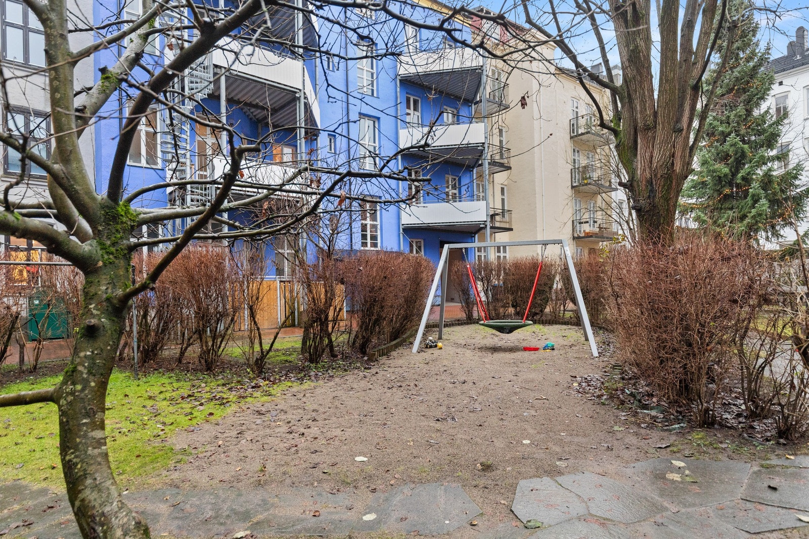Pent opparbeidet bakgård. Galleribilde