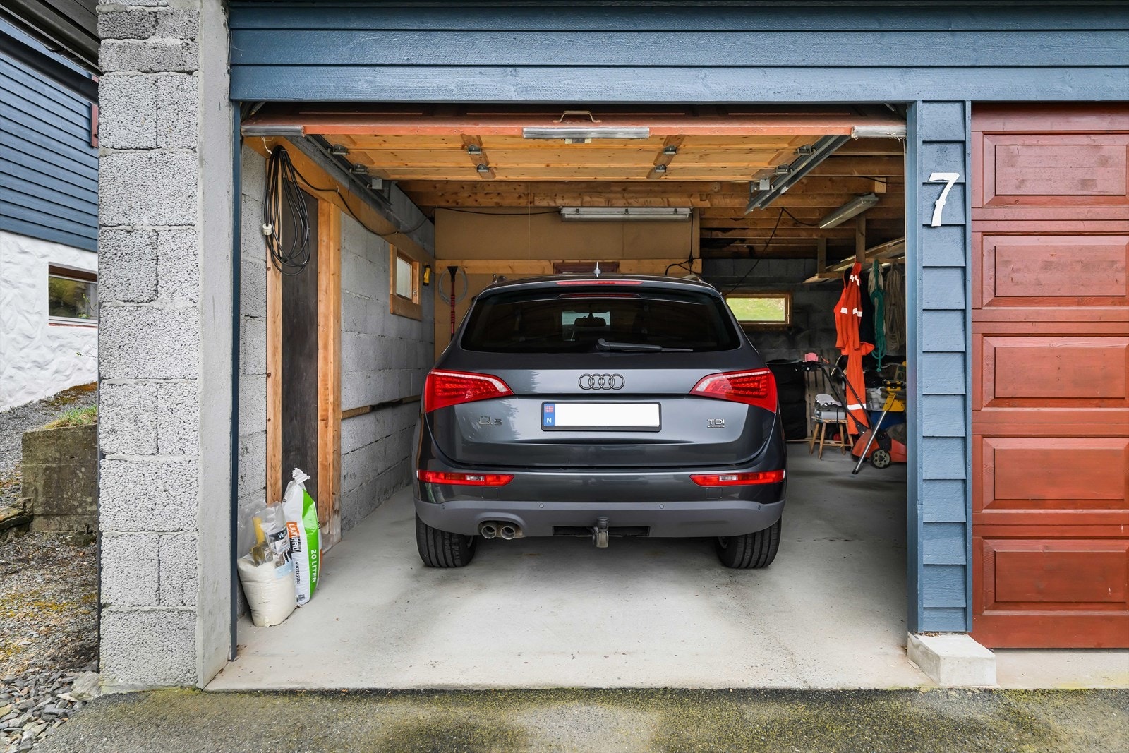 Dobbelgarasje på 41 m² med to leddporter. Galleribilde