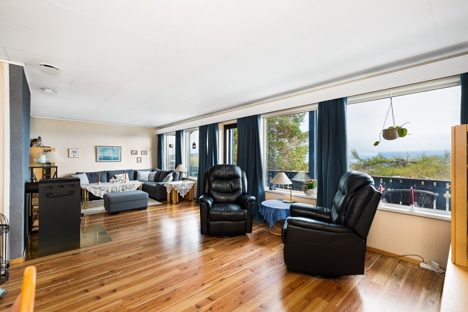 Her får både sofakroken, spisebordet og godstolene sin naturlige plass. Galleribilde