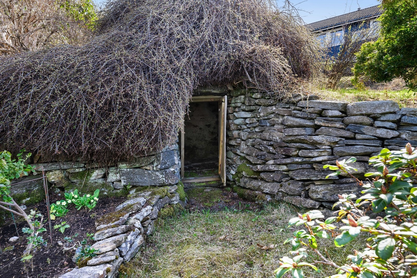 Sjarmerende detaljer i den opparbeidede hagen. Det er antatt at jordkjelleren er et sefrakminne. Galleribilde