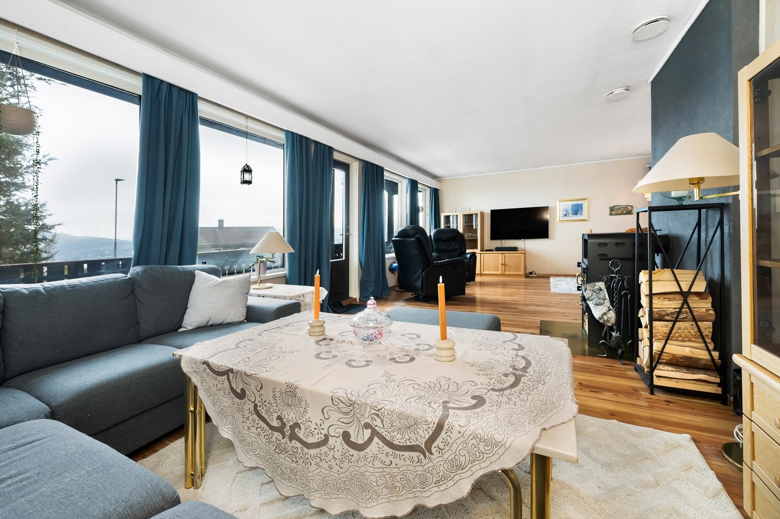 De store vindusflatene slipper inn rikelig med naturlig lys samt gir en nydelig utsikt mot Byfjorden, Byfjellene og nærområdet. Galleribilde