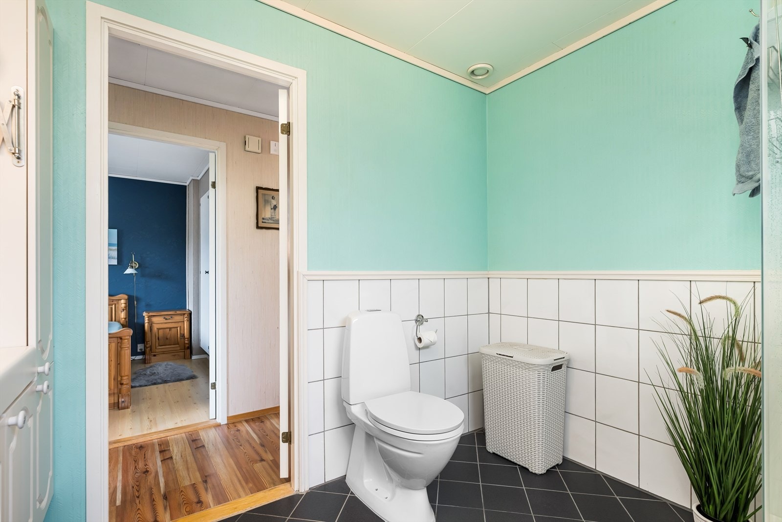 Badet i andre etasje har flislagt gulv med elektriske varmekabler. Galleribilde