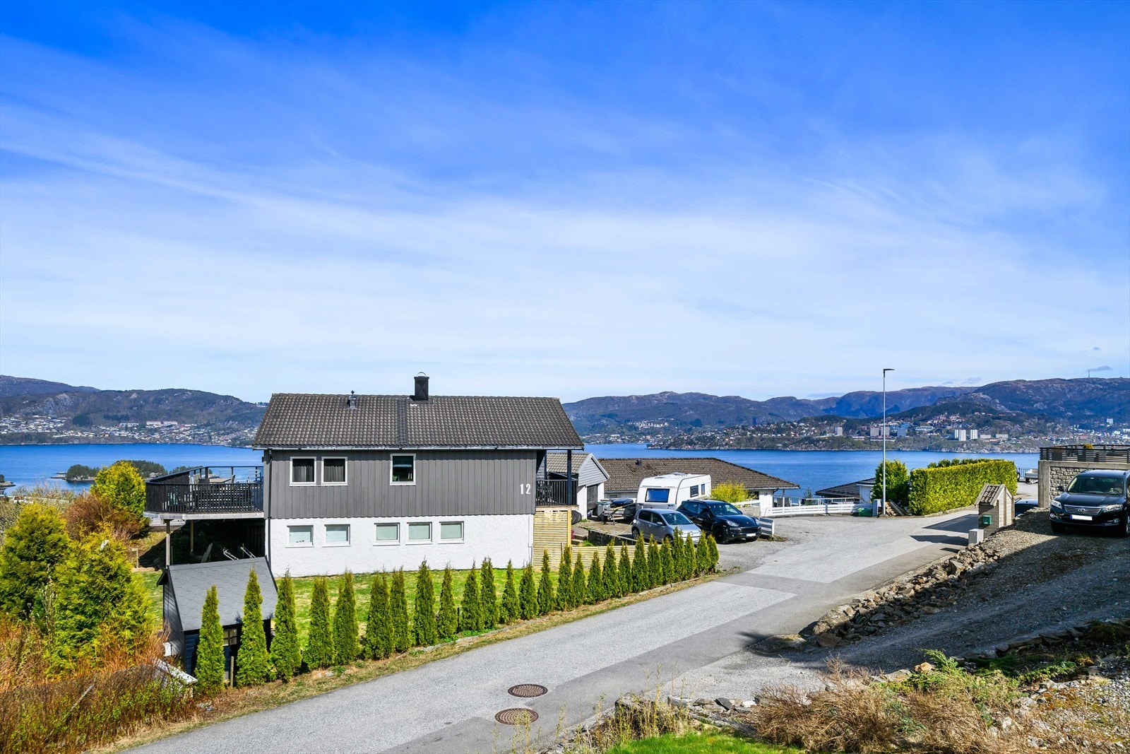 Eiendommen ligger i et etablert og barnevennlig boligområde på Slettenfeltet på Erdal på Askøy. Galleribilde