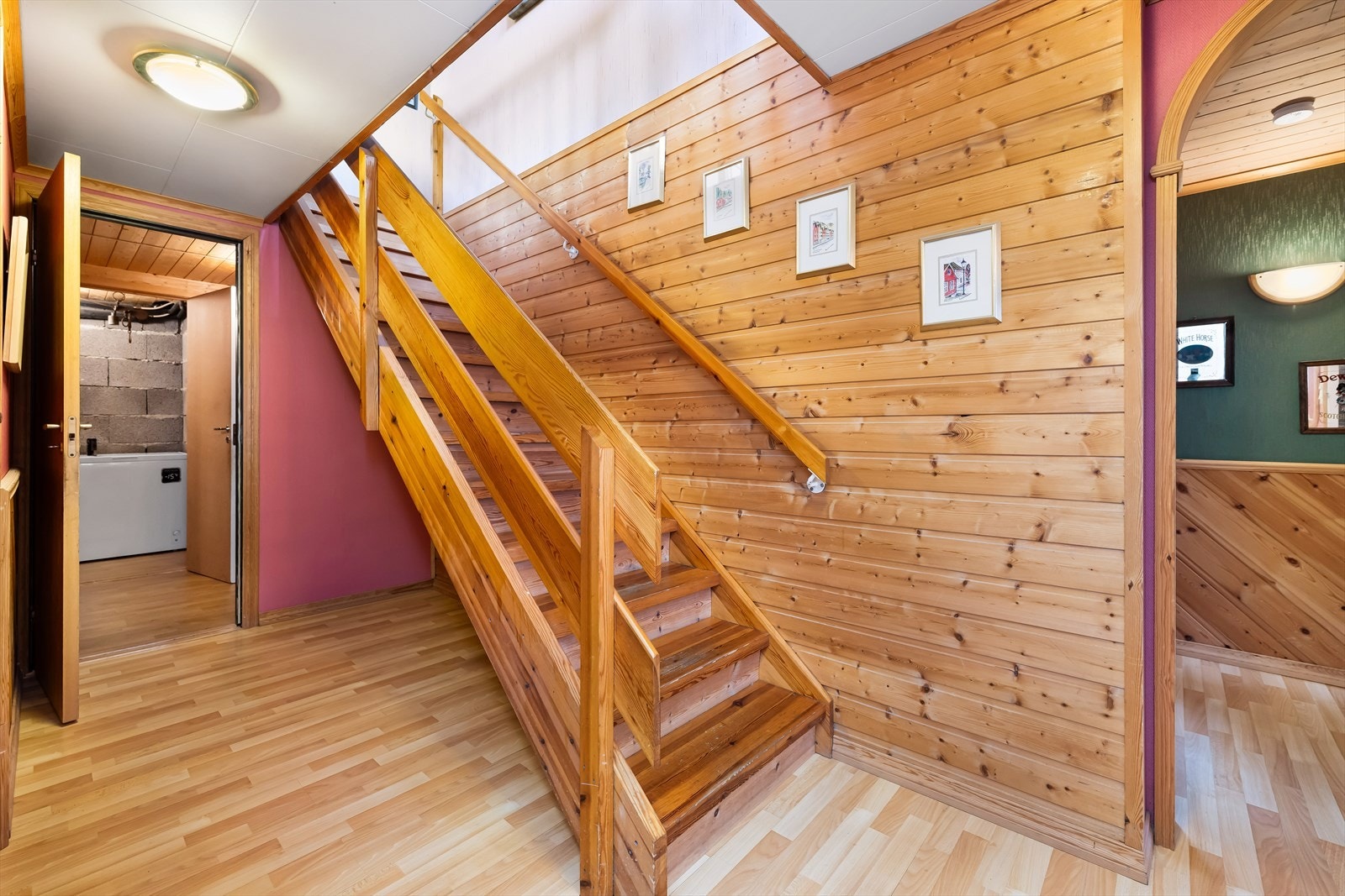 Hallen med trapperom er ca. 7 kvm. Fra rommet er det en rett trapp til andre etasje samt inngang til soverommet, badet, bakgangen og selvfølgelig kjellerstuen. Galleribilde