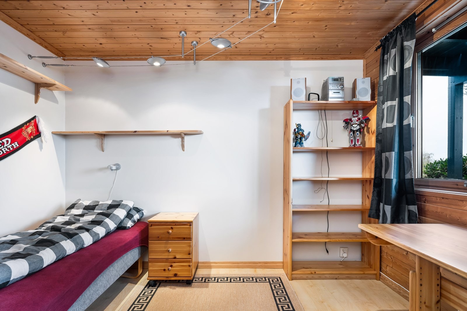 To store vinduer mot øst slipper inn rikelig med naturlig dagslys. Plass til oppbevaring i et innebygget skap på veggen mot entreen. Galleribilde