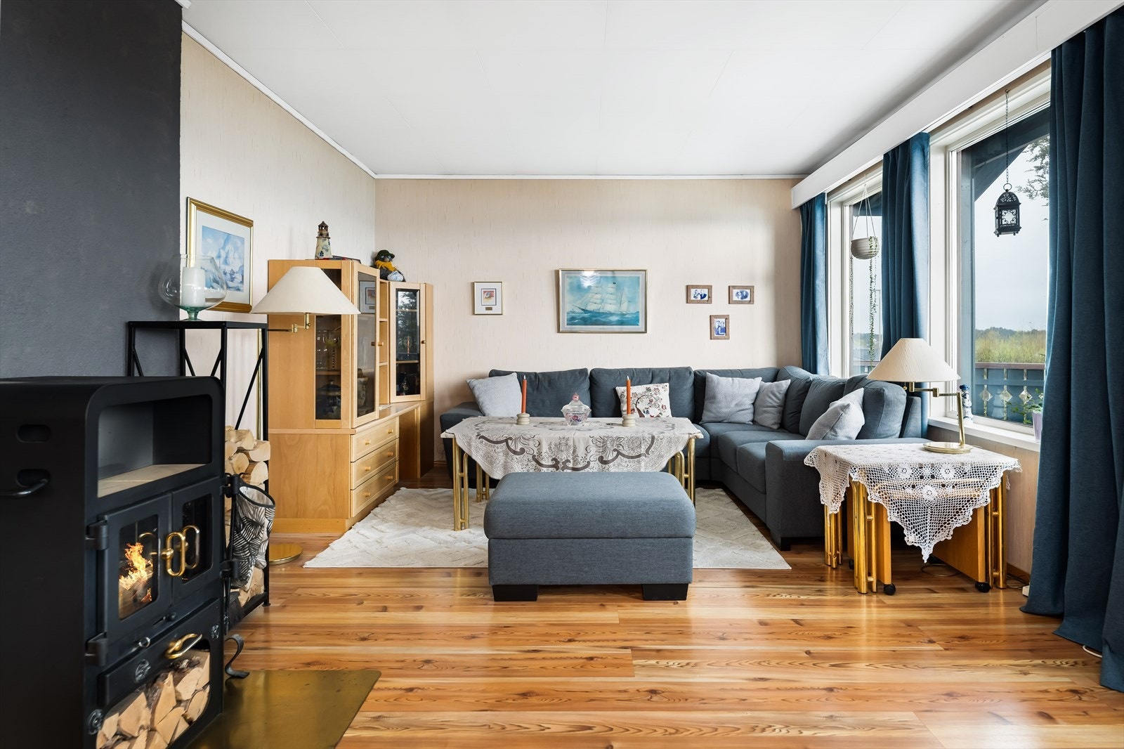 En "luft-til-luft" varmepumpe står for oppvarmingen, men det er også en rentbrennende peisovn om det skulle bli ekstra kaldt. Galleribilde