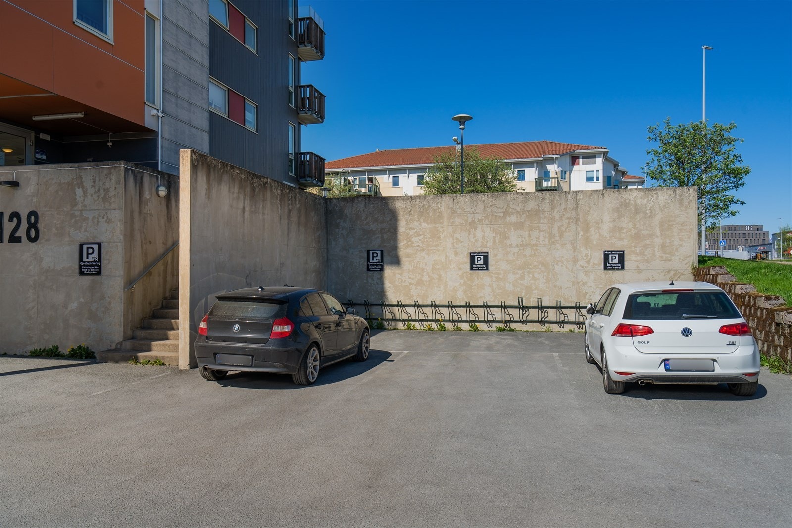 Fast parkeringsplass rett utenfor bygget (midterste plassen). Det er også gjesteparkering rett ved siden av. Galleribilde