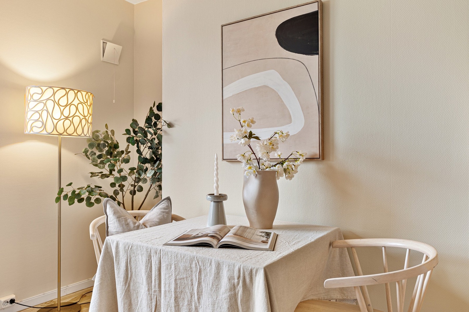 Trivelig spiseområde med en rolig og harmonisk atmosfære som inviterer til både hverdag og besøk. Galleribilde