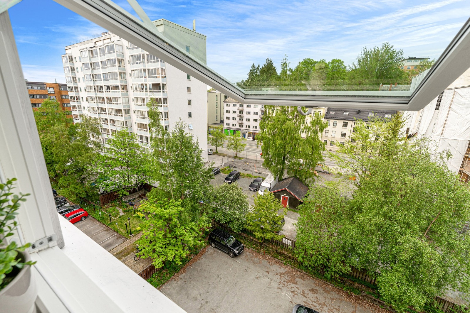 Fra leiligheten har du pent utsyn mot omkringliggende bebyggelse. Galleribilde