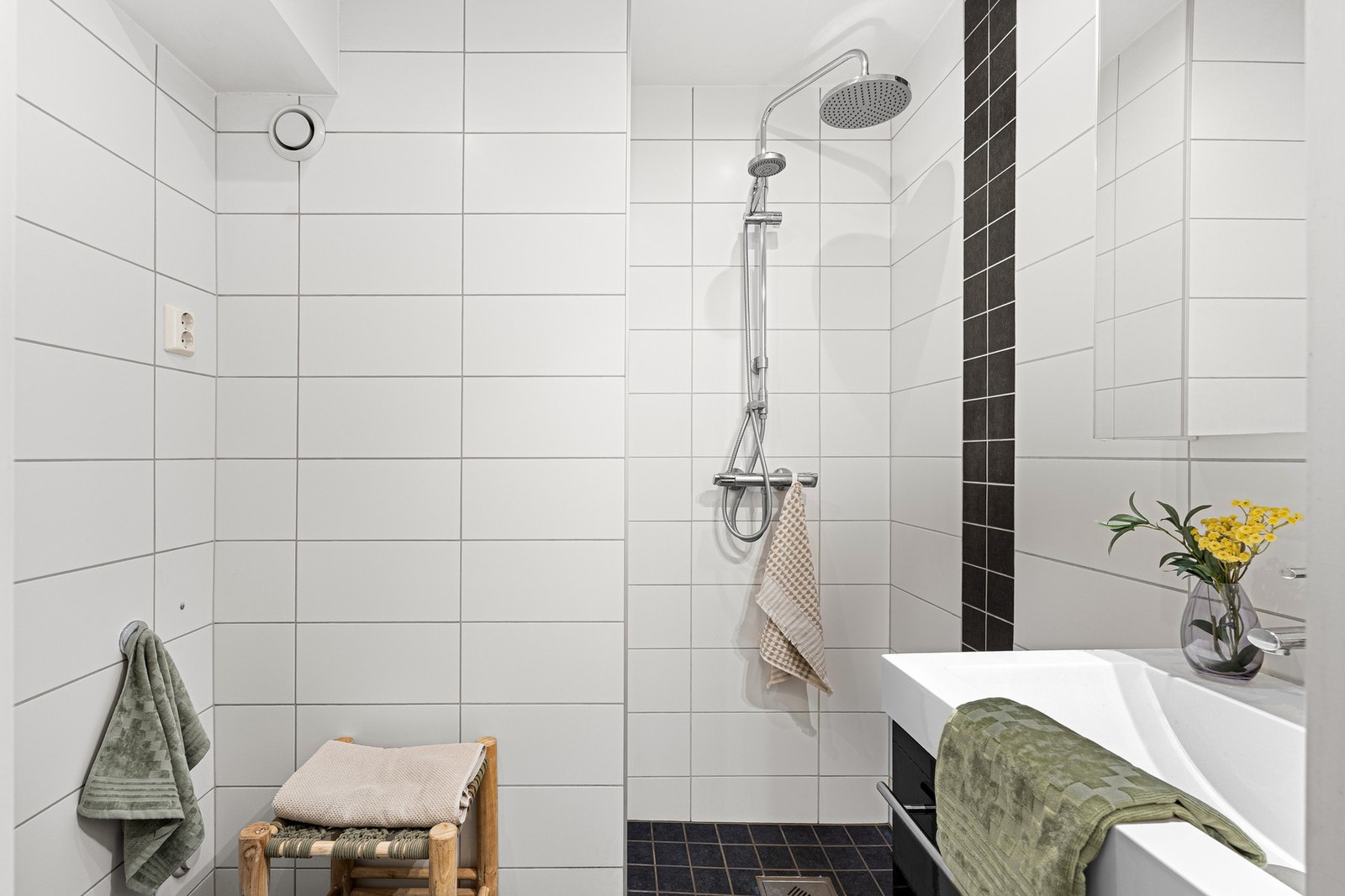 Flislagt bad med et stilrent uttrykk. Badet har et tidløst design med en ryddig og praktisk utforming. Galleribilde