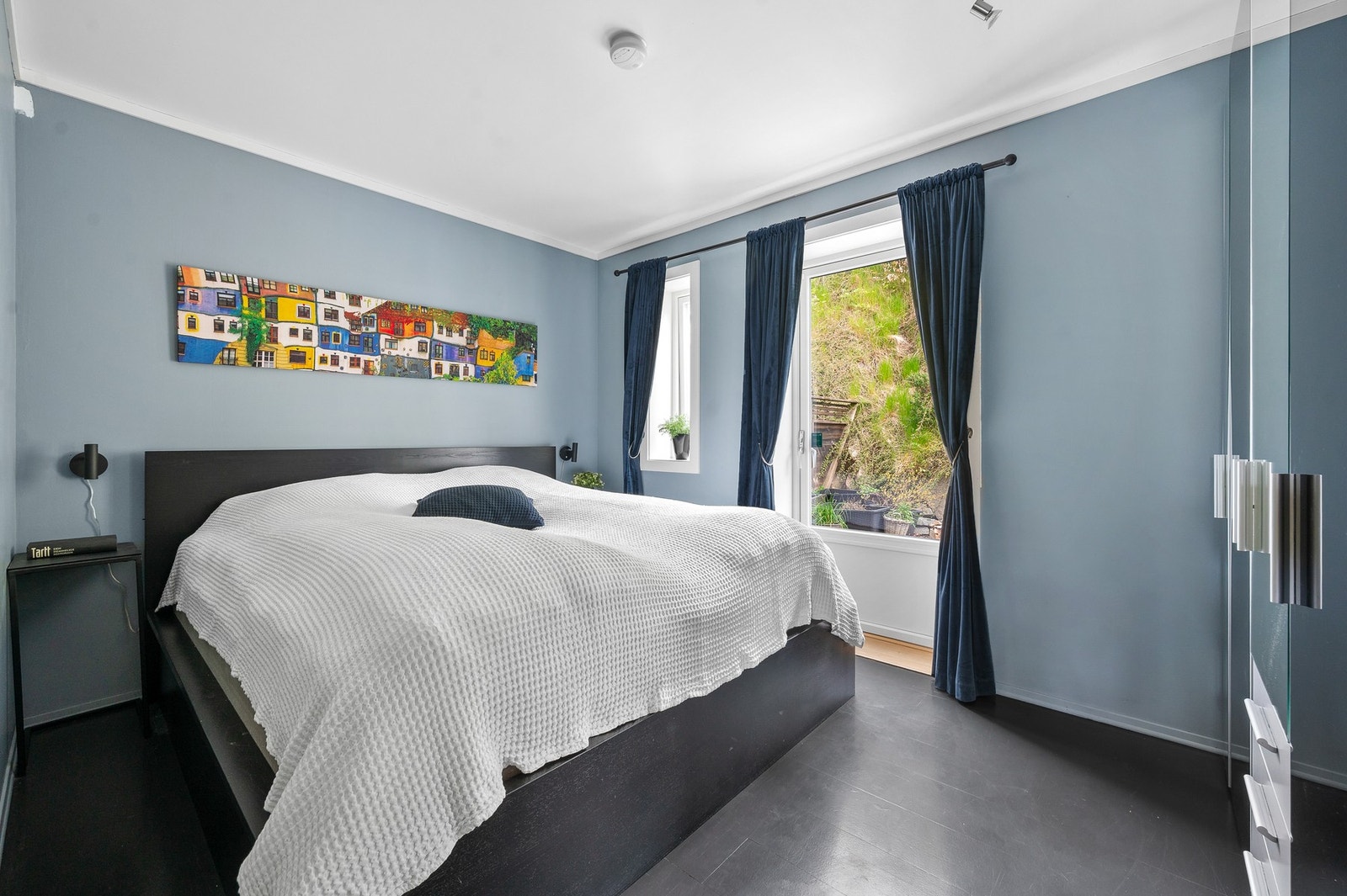 Soverommet fremstår som lyst og harmonisk med utgang til bakhagen. Her er god plass til dobbelseng og garderobeløsning. Galleribilde