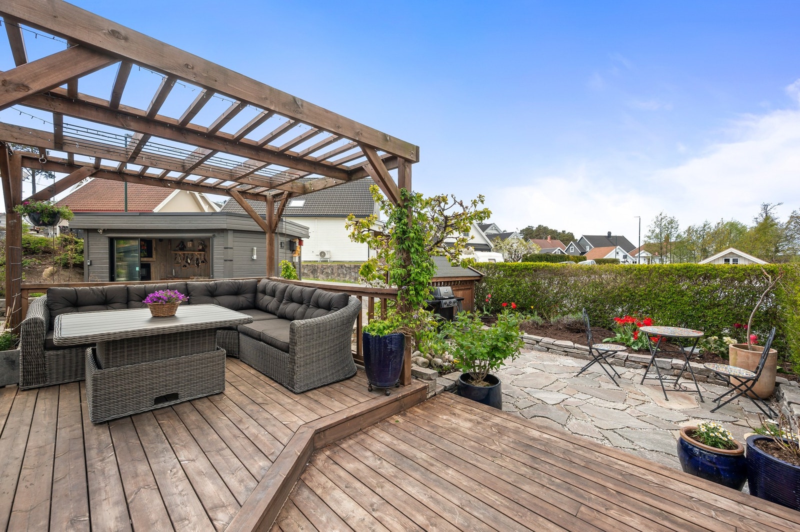 Den store terrassen med pergola, beplantning og lune sitteplasser skaper en privat og skjermet atmosfære med gode solforhold. Galleribilde