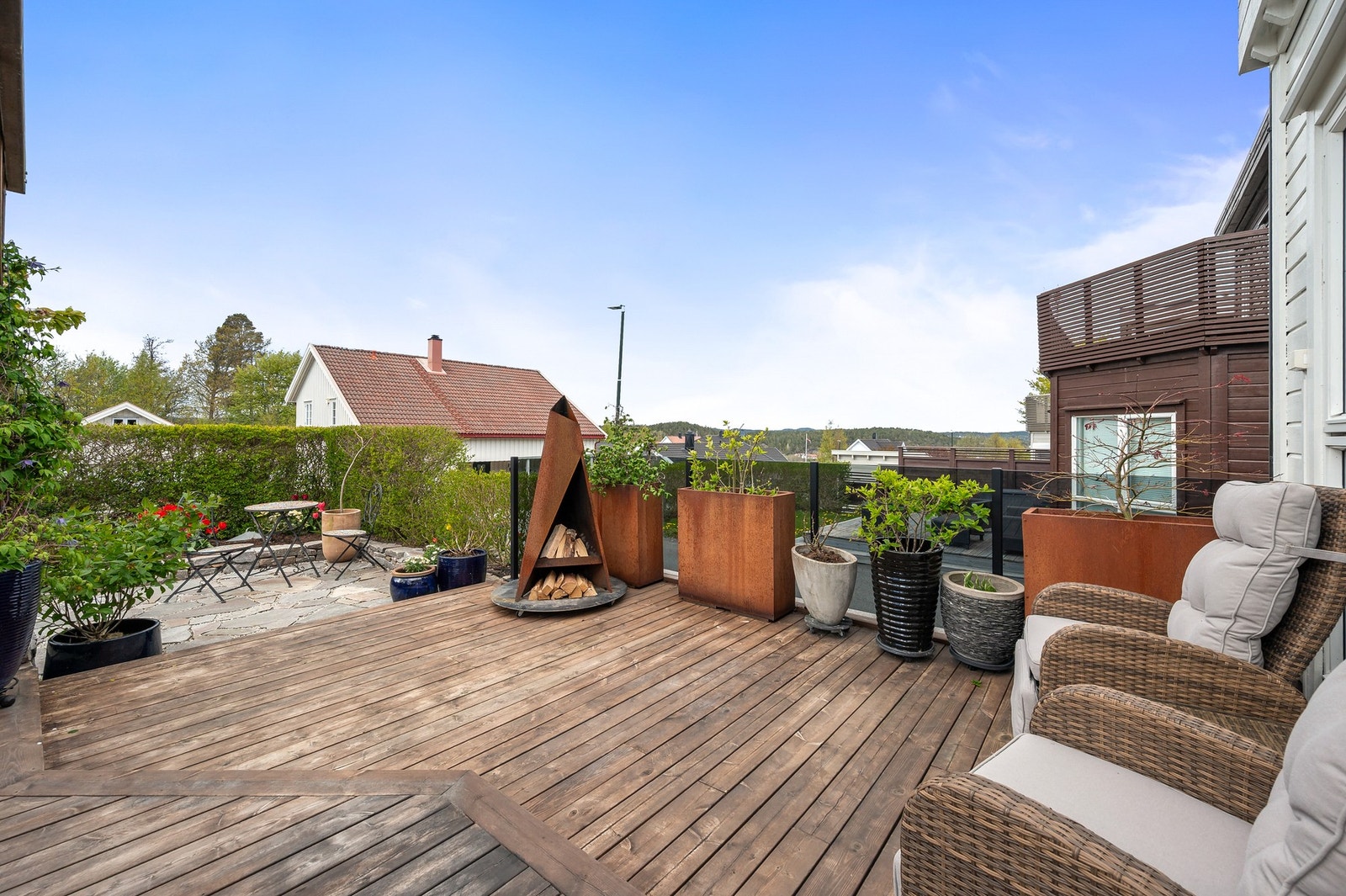 Fra uteplassen er det god kontakt med både hagestue og terrasseområder, noe som gir en naturlig flyt mellom inne- og utearealene. Galleribilde