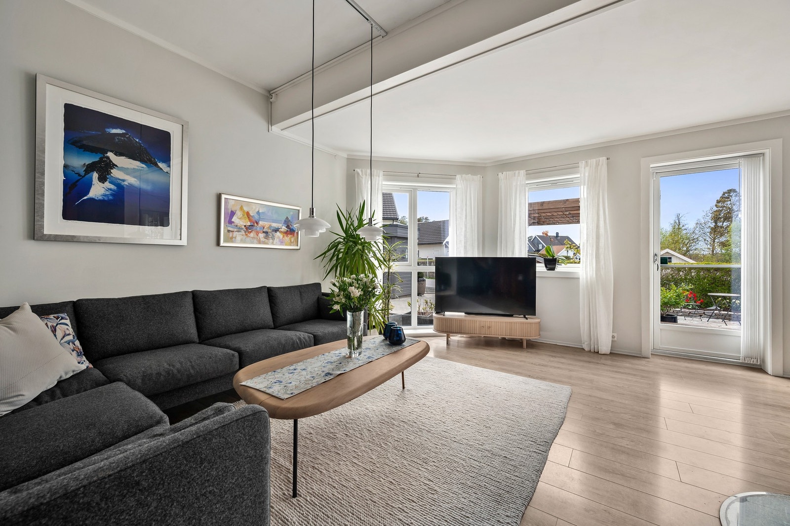 Stuen har flott takhøyde og fremstår som innbydende med store vindusflater som slipper inn rikelig med naturlig lys og gir fin kontakt med uteområdene. Galleribilde