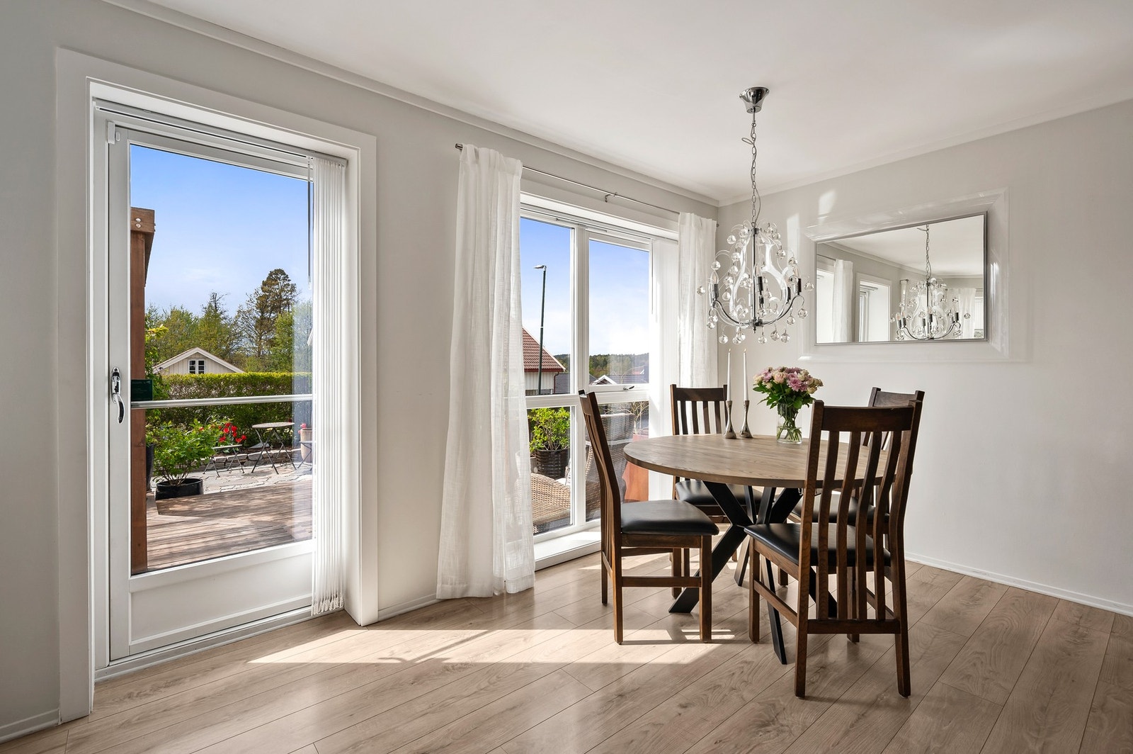 Spiseplassen ligger i tilknytning til stue og kjøkken har store vindusflater og direkte utgang til terrasse. Galleribilde