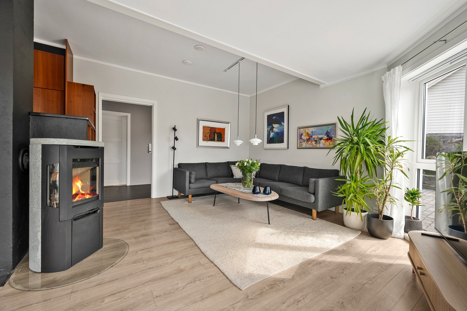 Rommet har god plass til stor sofagruppe og flere møbleringsmuligheter, samtidig som den åpne planløsningen gir en sosial og behagelig flyt mellom stue, spiseplass og kjøkken. Galleribilde