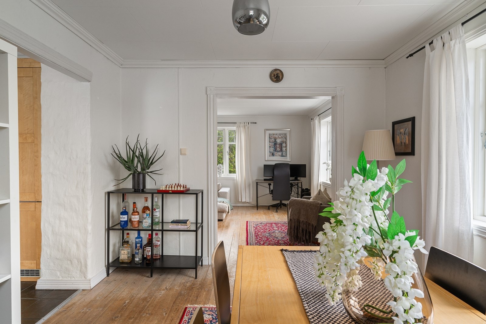 Stuen er todelt med egen spisestue som har god plass til spisebord. Galleribilde