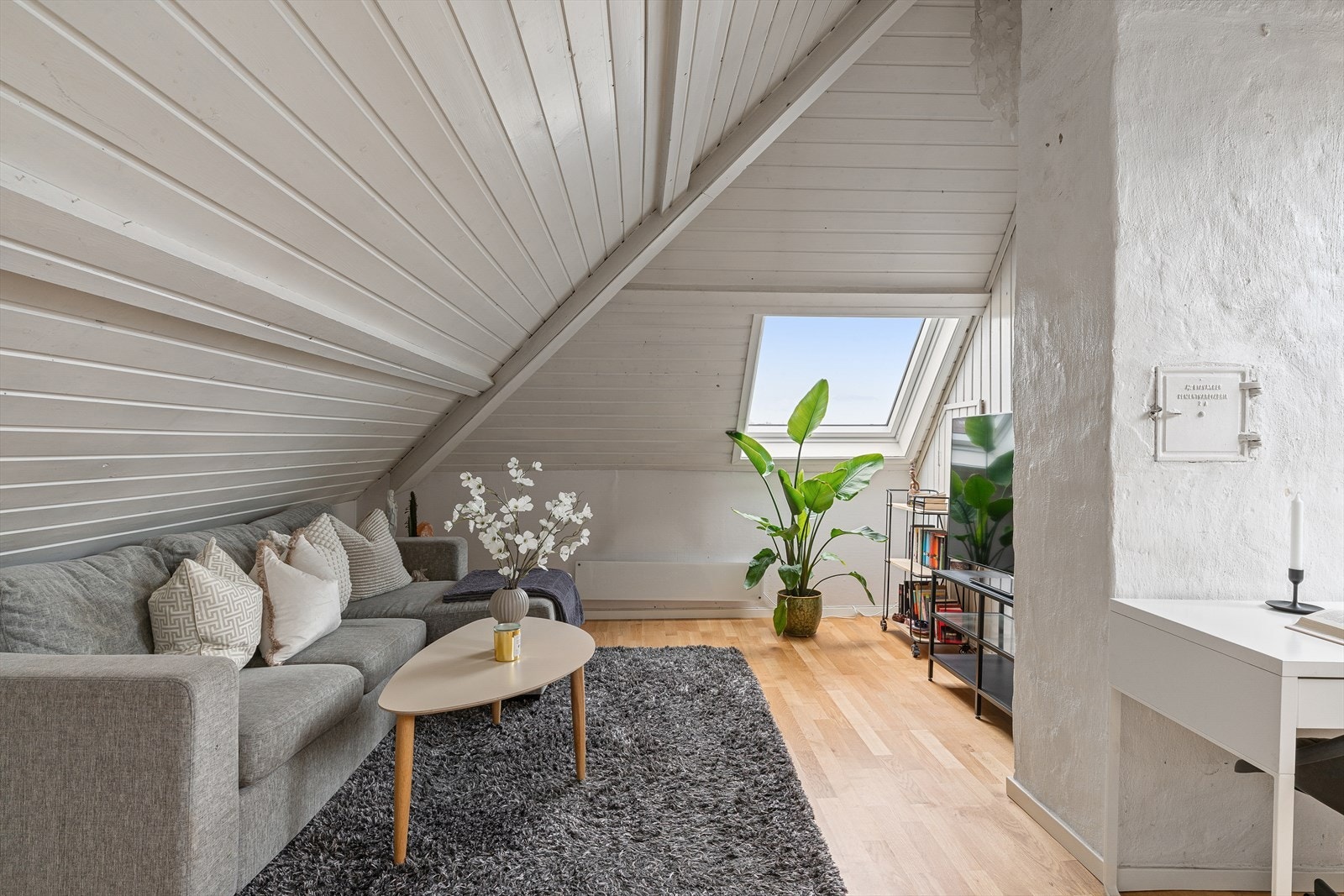 Loftstuen har plass til sofa, TV og annet møblement. Galleribilde