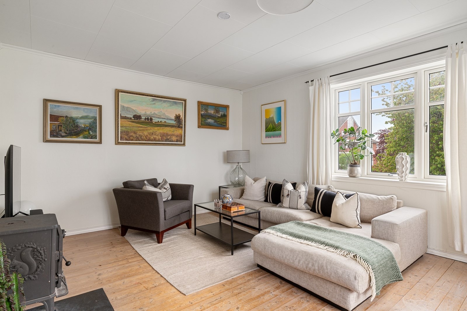 Her er det god plass til sofa, TV og øvrig møblement. Galleribilde