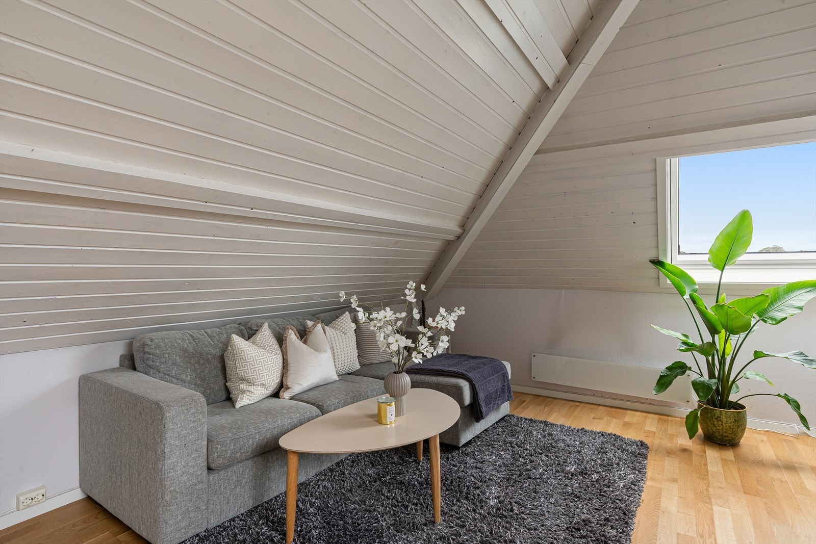 Tar vi trappen opp til loftsetasjen finner vi en koselig loftstue (ikke godkjent), soverom (ikke godkjent), kjøkken, dusjrom og toalett. Galleribilde