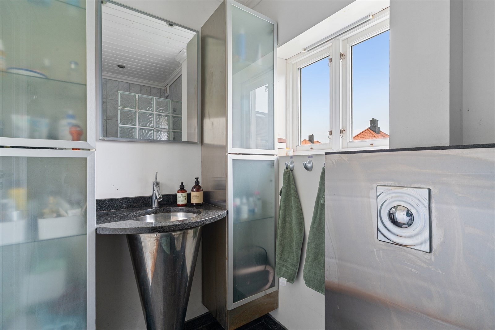 Badet ligger ved siden av soverommet og har fliser på gulv med varmekabler. Galleribilde