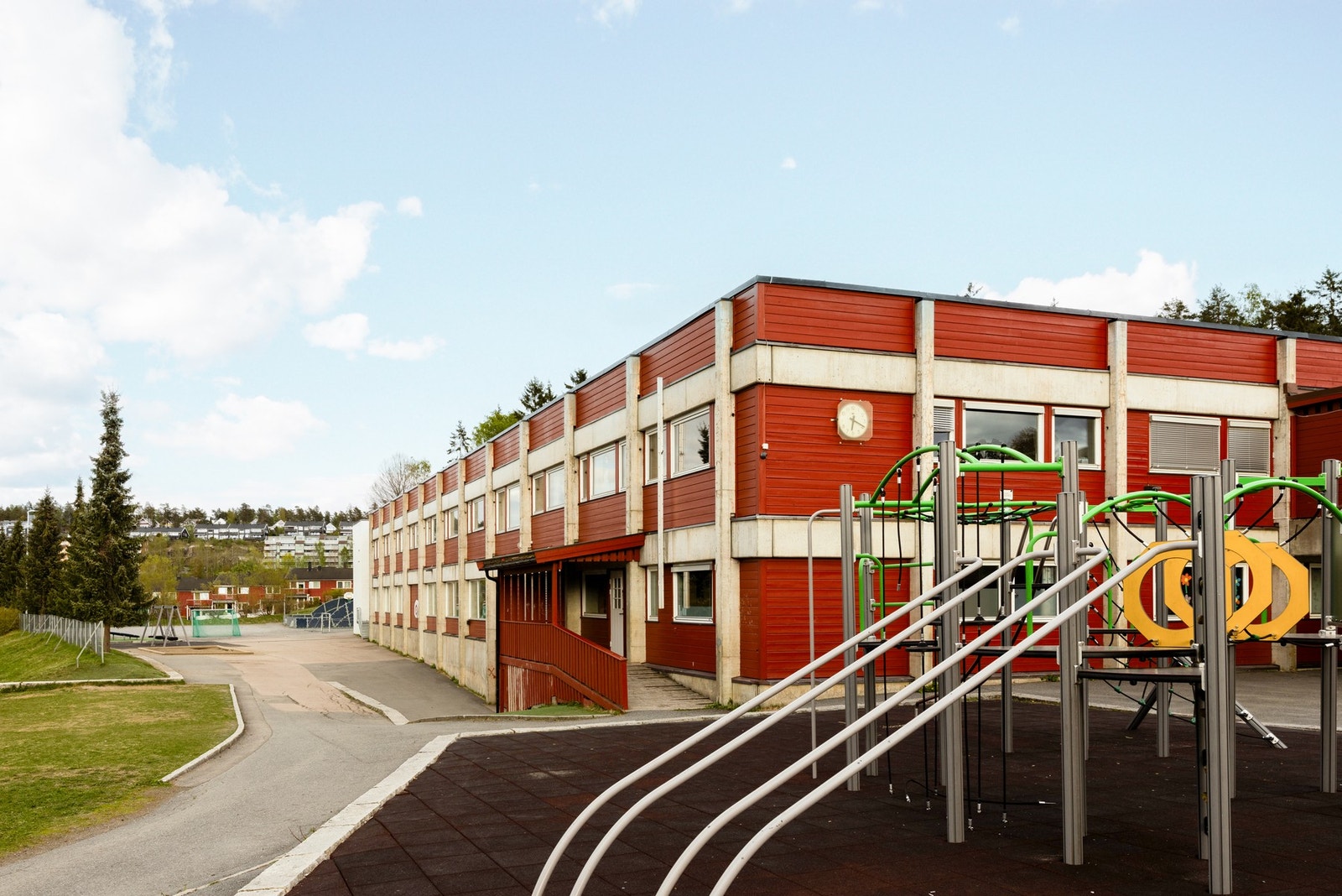 Finstad barneskole og barnehage ligger rett bak huset, kun 1 minutts gange fra ytterdøren. Galleribilde