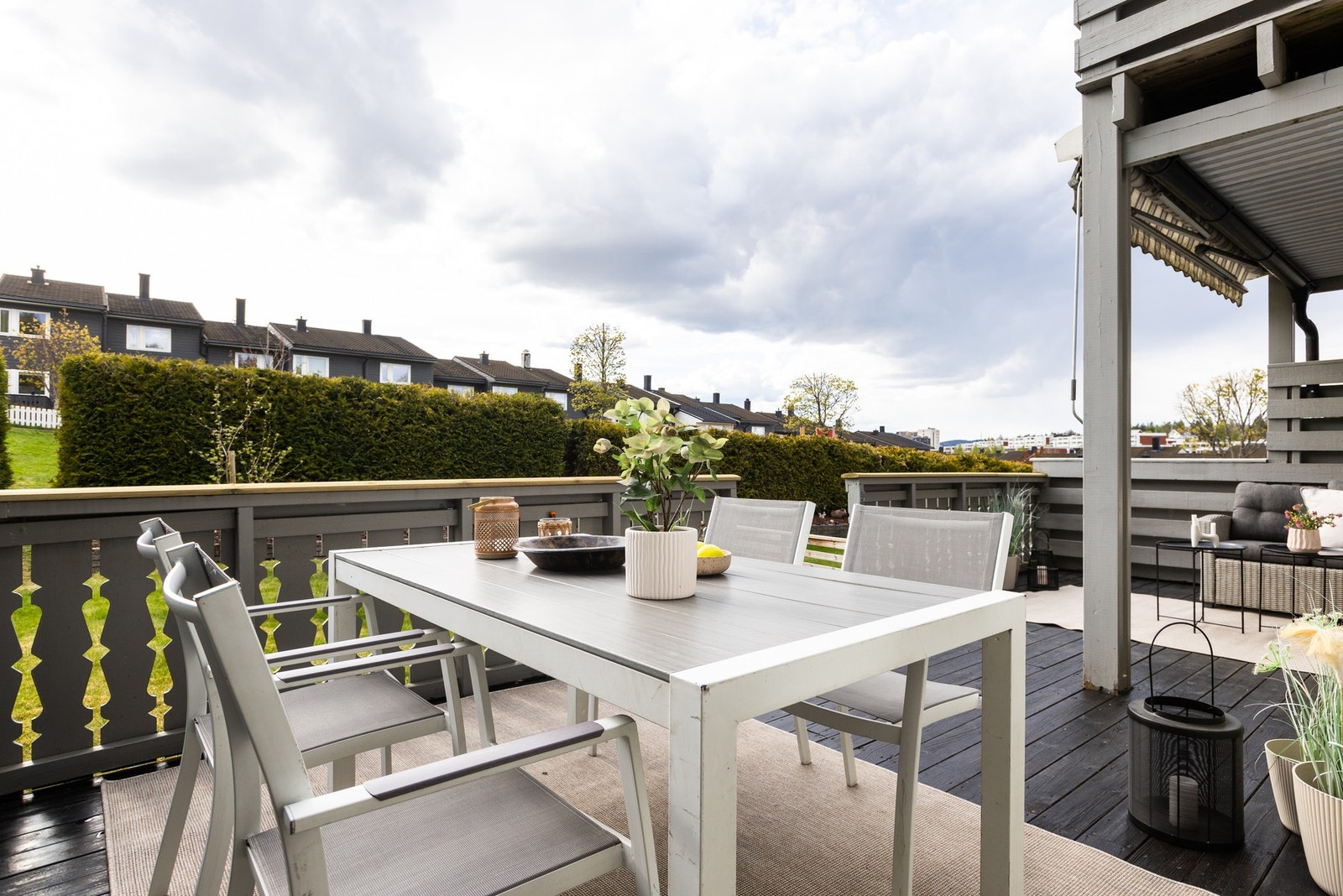 En herlig uteplass som fint kan benyttes ved flere årstider da den er delvis overbygd og har utendørs stikk. Galleribilde