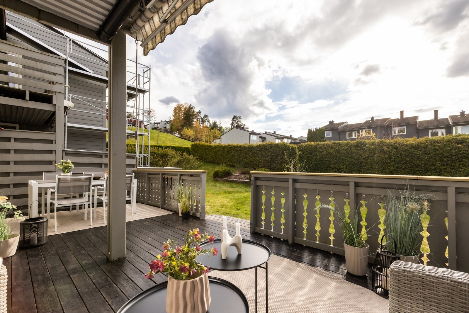 Fra stuen er det utgang til en stor og solrik terrasse på ca. 25 m2, og videre tilgang til grøntarealer hvor barna kan leke fritt. Galleribilde