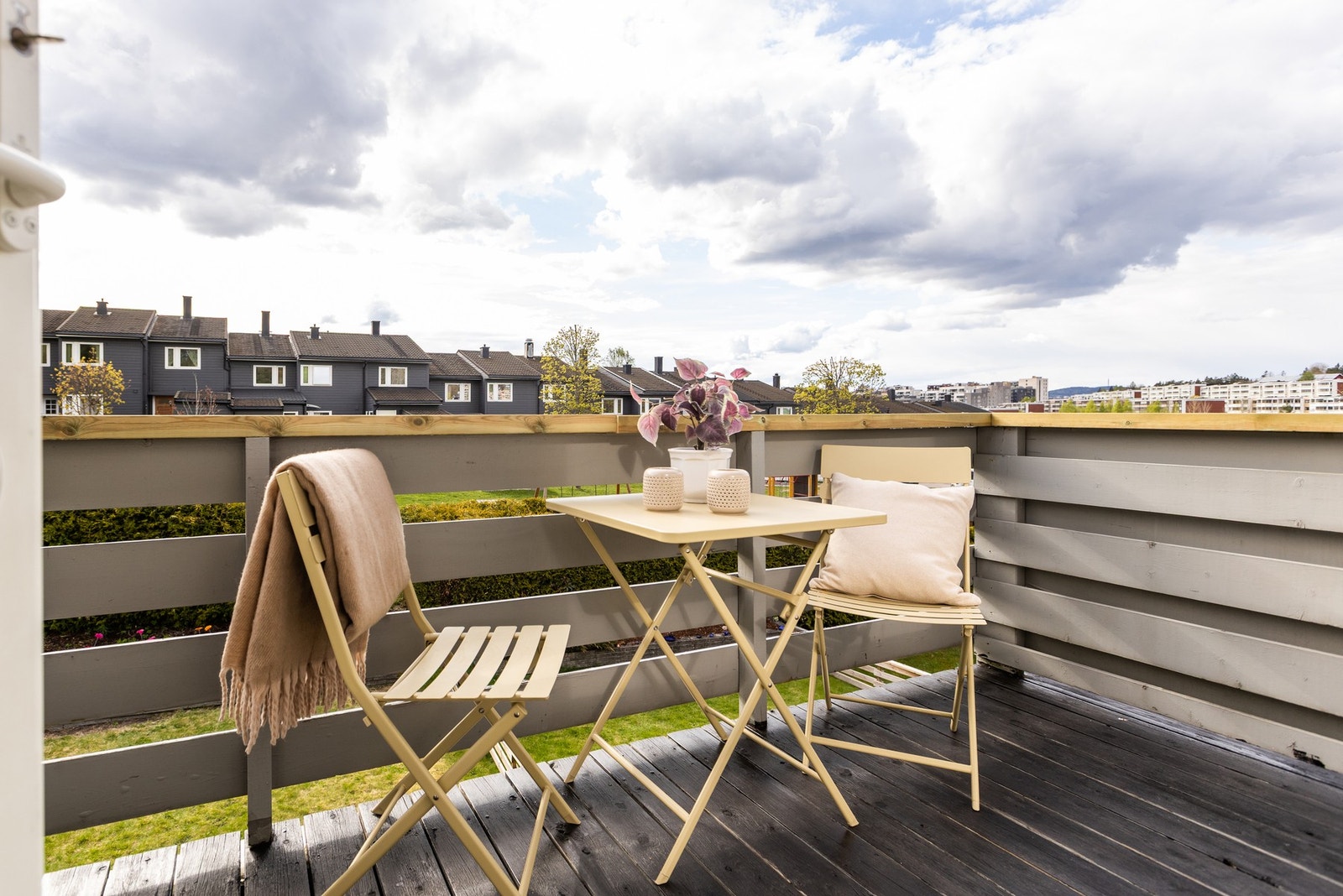 Herfra er det utgang til enda en herlig uteplass, beliggende over terrassen og ut mot hagen. Galleribilde