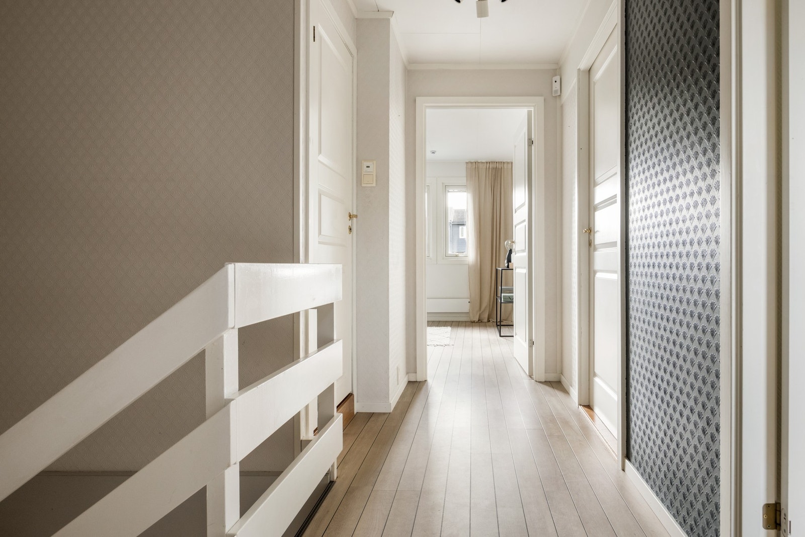 Innholdsrik etasje med 4 soverom, bad og entré. Galleribilde