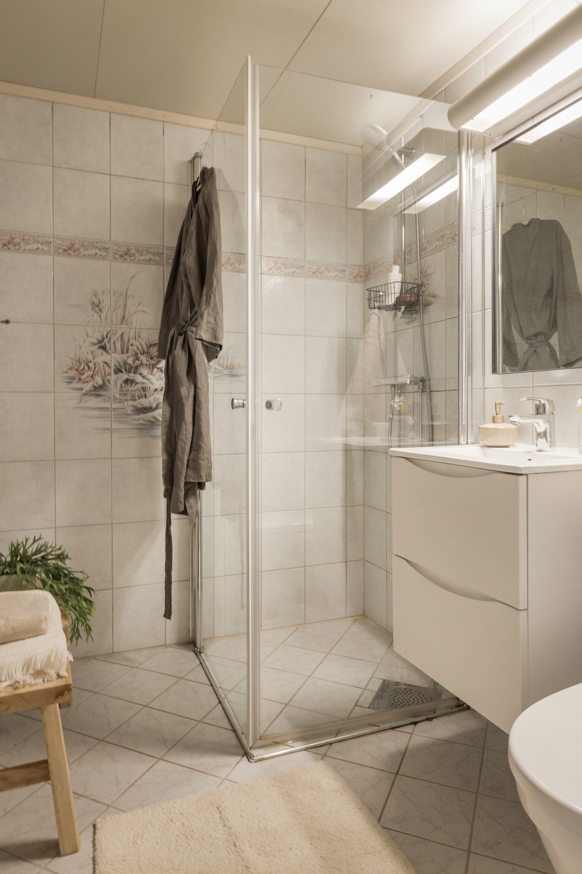 Badet i 1. etg har nytt klosett, dusjhjørne, dusjarmatur, servant og avtrekksvifte. Oppgradert 2024/2025. Galleribilde