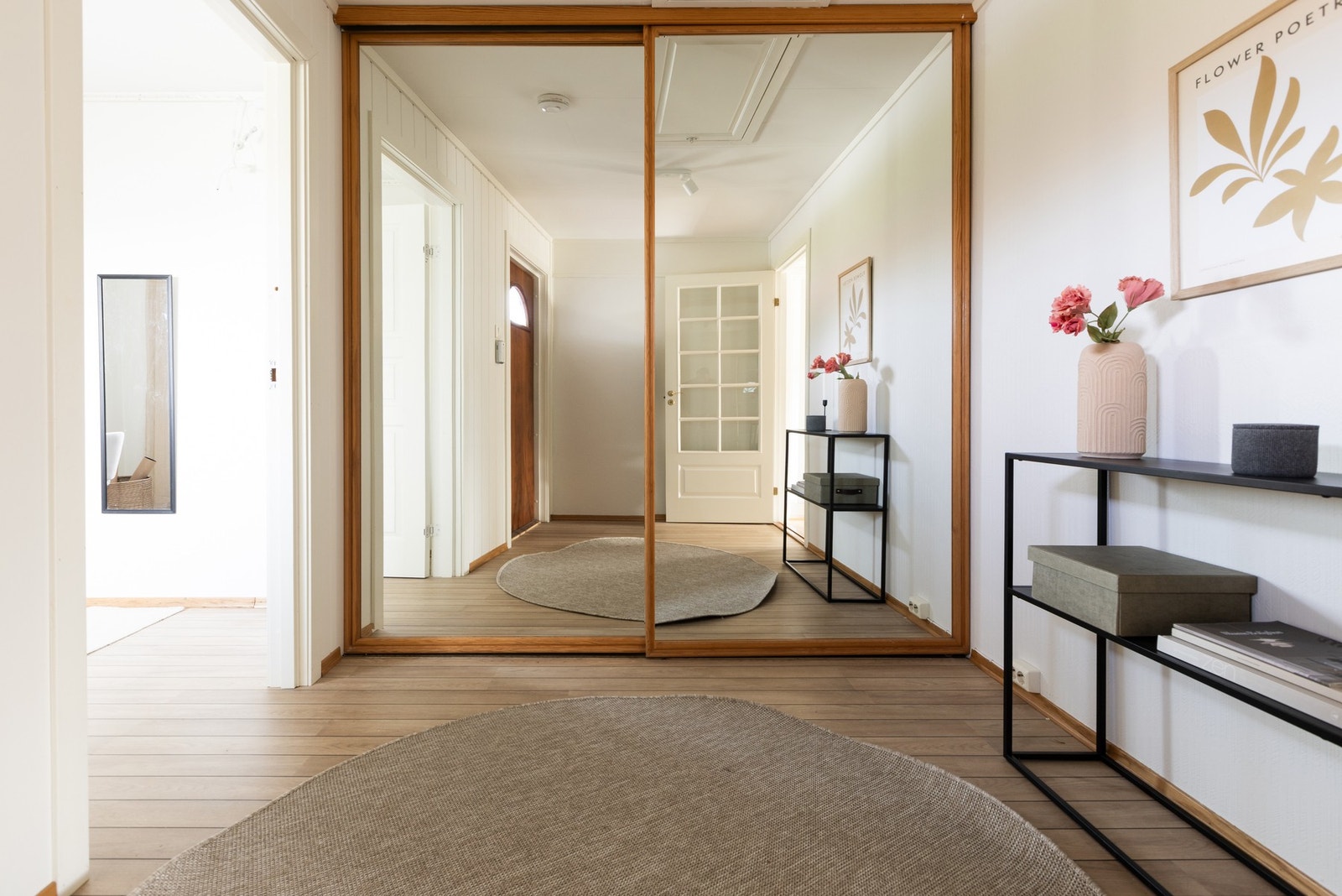Romslig entré med stor skyvedørsgarderobe for oppbevaring av yttertøy og sko. Galleribilde