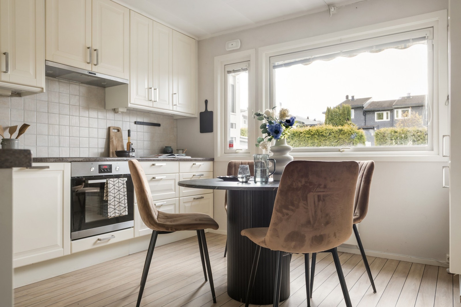 Kjøkken med plass til frokostbord. Galleribilde