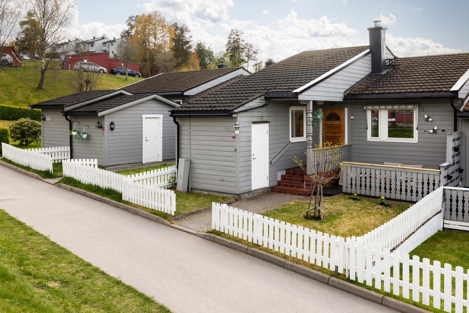 Det er også en hyggelig uteplass ifm. inngangspartiet med inngjerdet hage, terrasse og stor utebod. Galleribilde