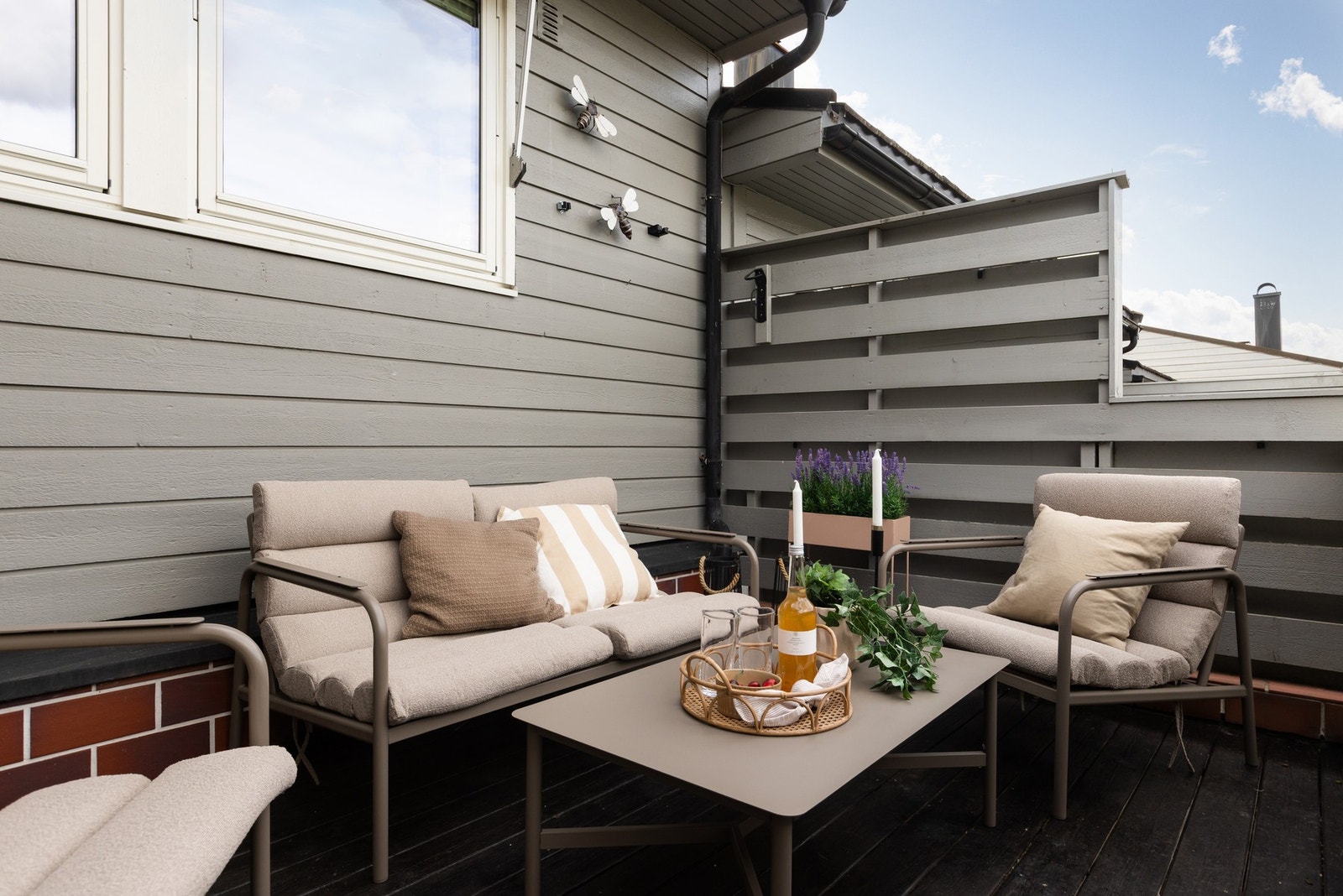 Terrasse på ca. 8 m2 hvor dagens første kaffekopp kan nytes. Galleribilde