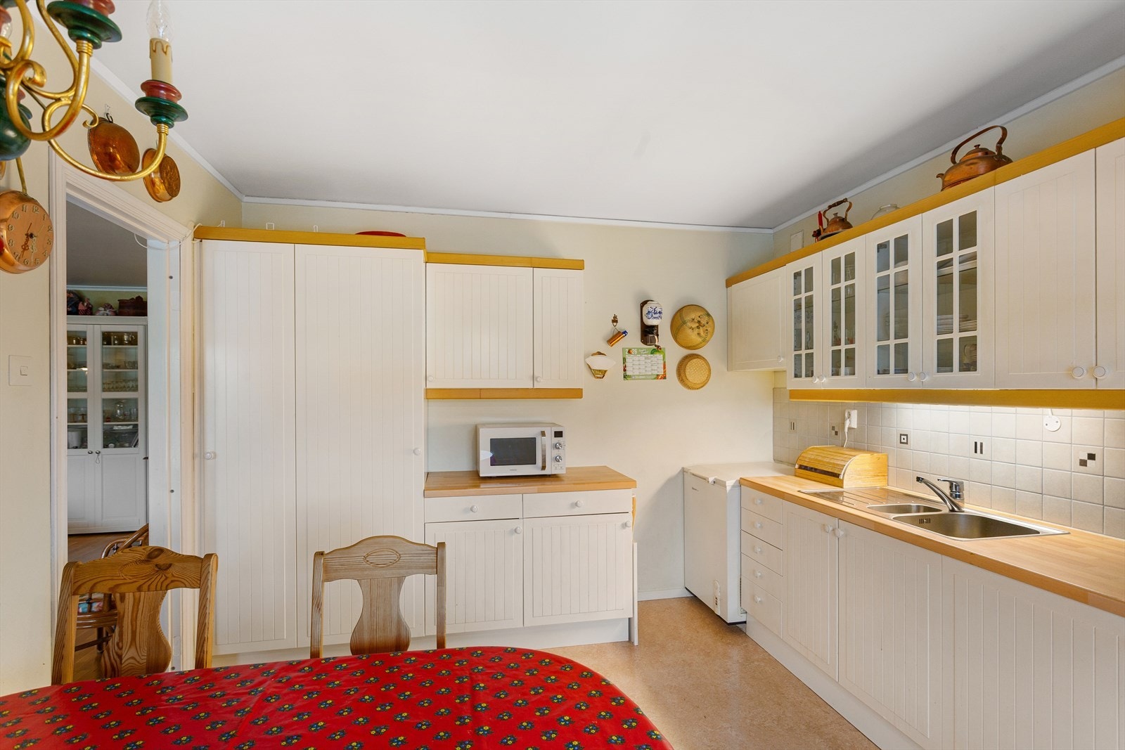 Eldre og pen innredning med godt med oppbevaringsplass og benkeplass! Galleribilde