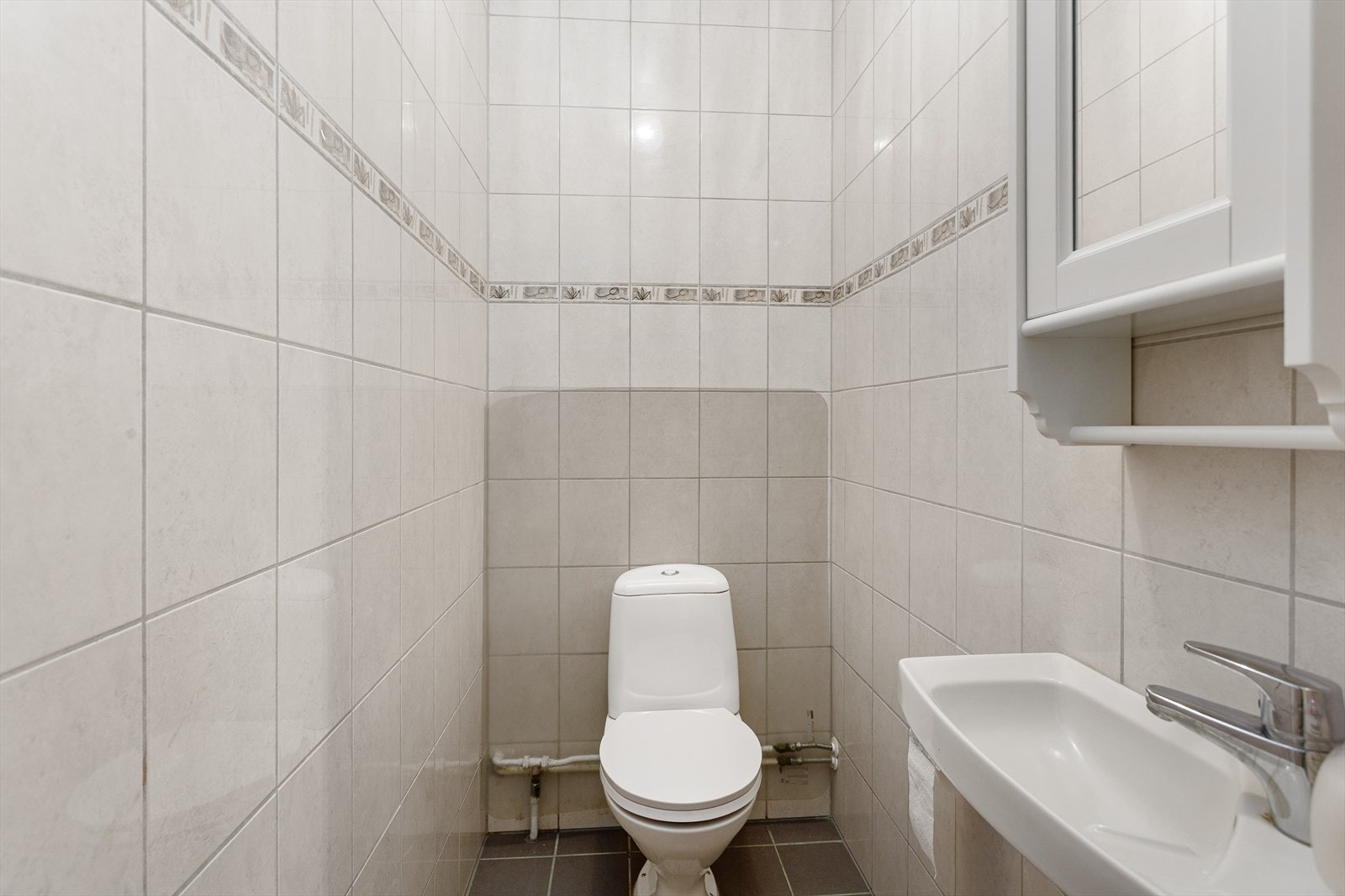 Separat wc med servant og overskap Galleribilde