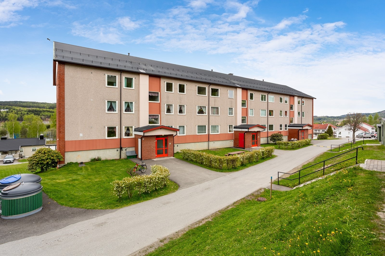 Inngang nr 29 er helt til høyre - Tilhørende garasje ligger rett frem for oppgangen, nærmere kommer du ikke. Galleribilde