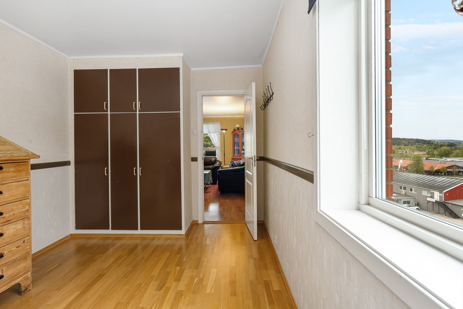 Plassbygde skap og nydelig utsikt mot Glomma! Galleribilde