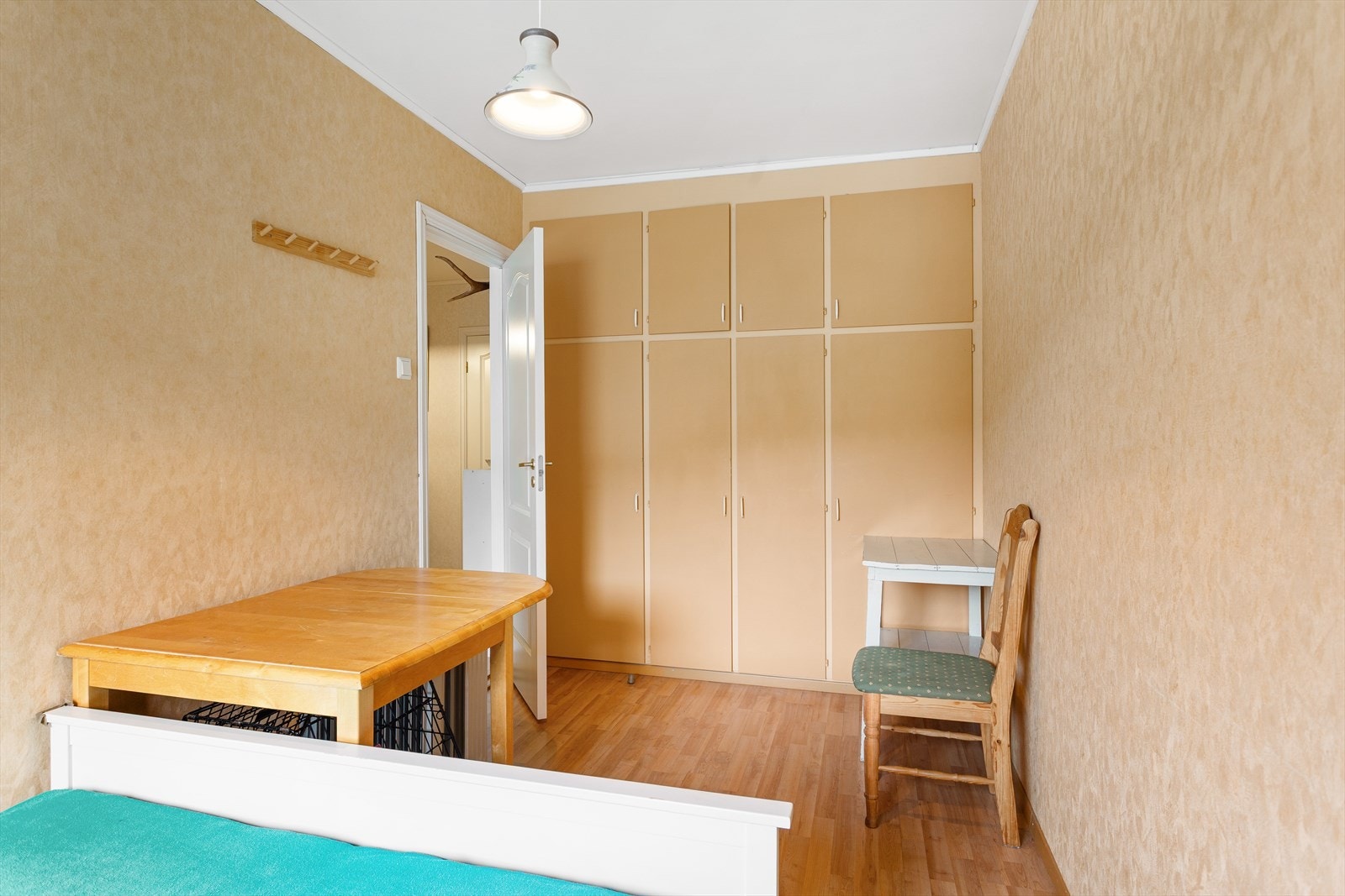 Soverom 2 - Her er godt med plassbygde skap for oppbevaring! Galleribilde