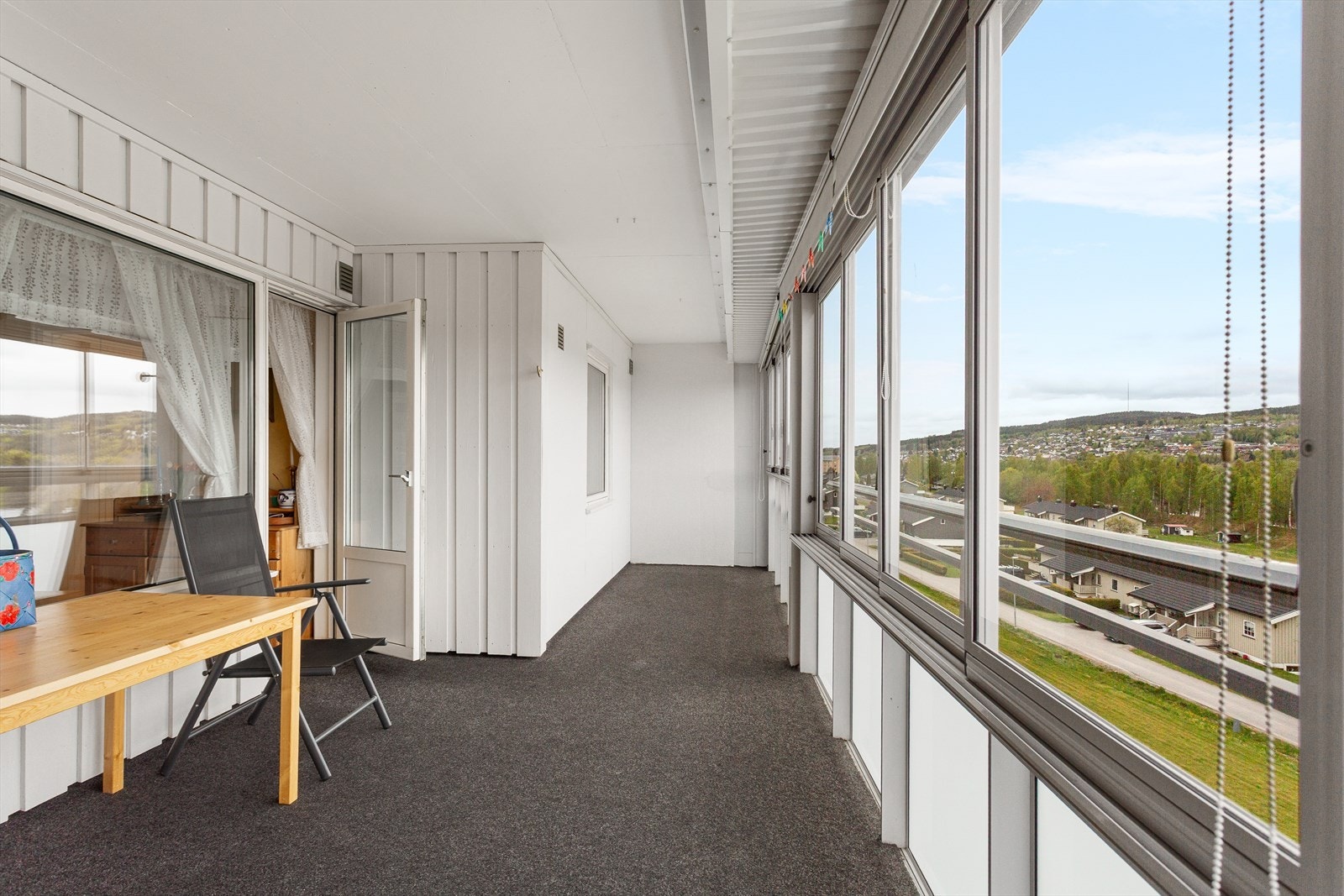 Innglasset balkong hvor vinduene kan skyves helt til side. Alle glass har solskjerming som kan trekkes ned. Galleribilde