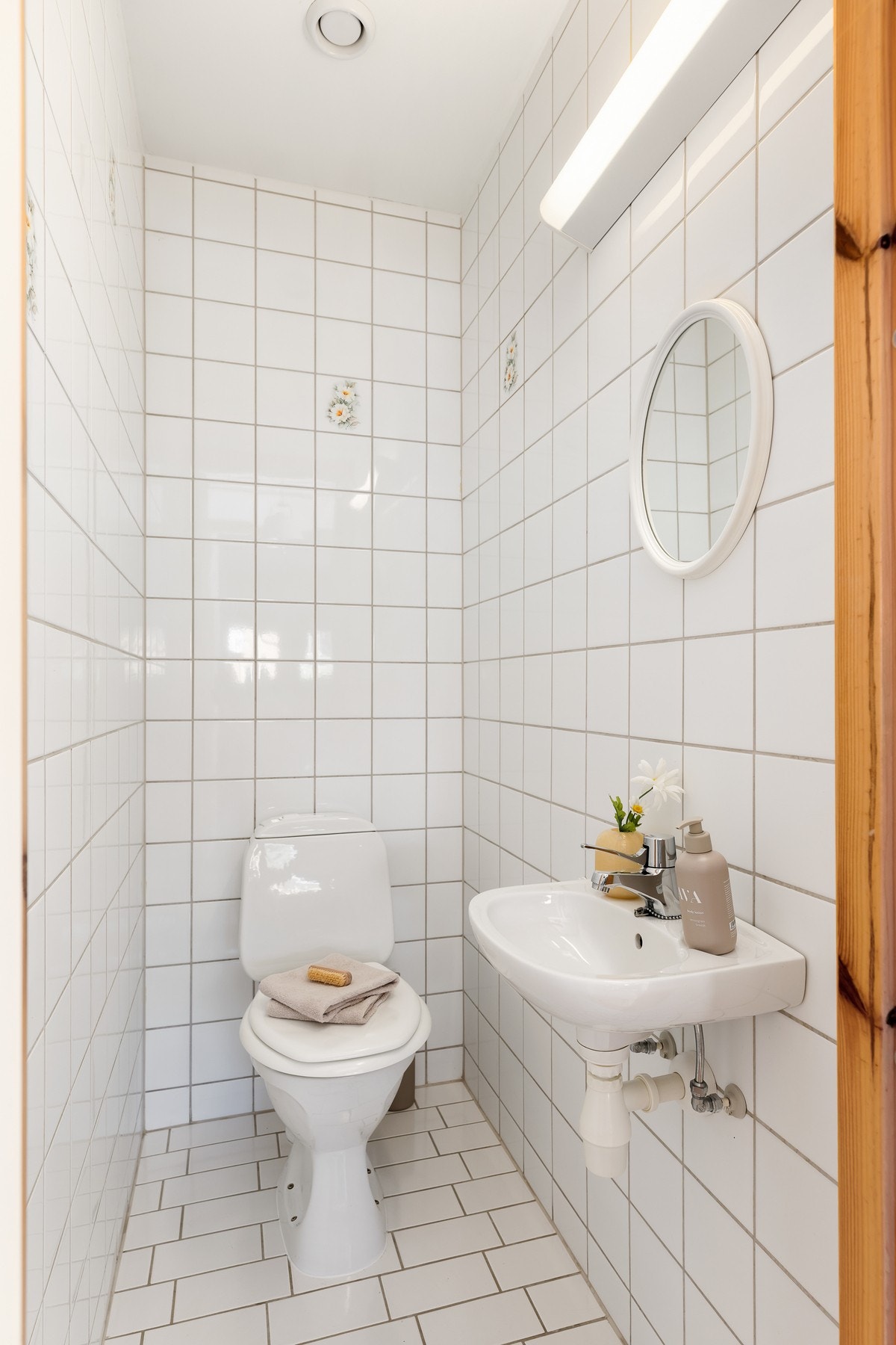 Leiligheten har i tillegg et separat toalettrom med wc, servant og speil med overlys Galleribilde