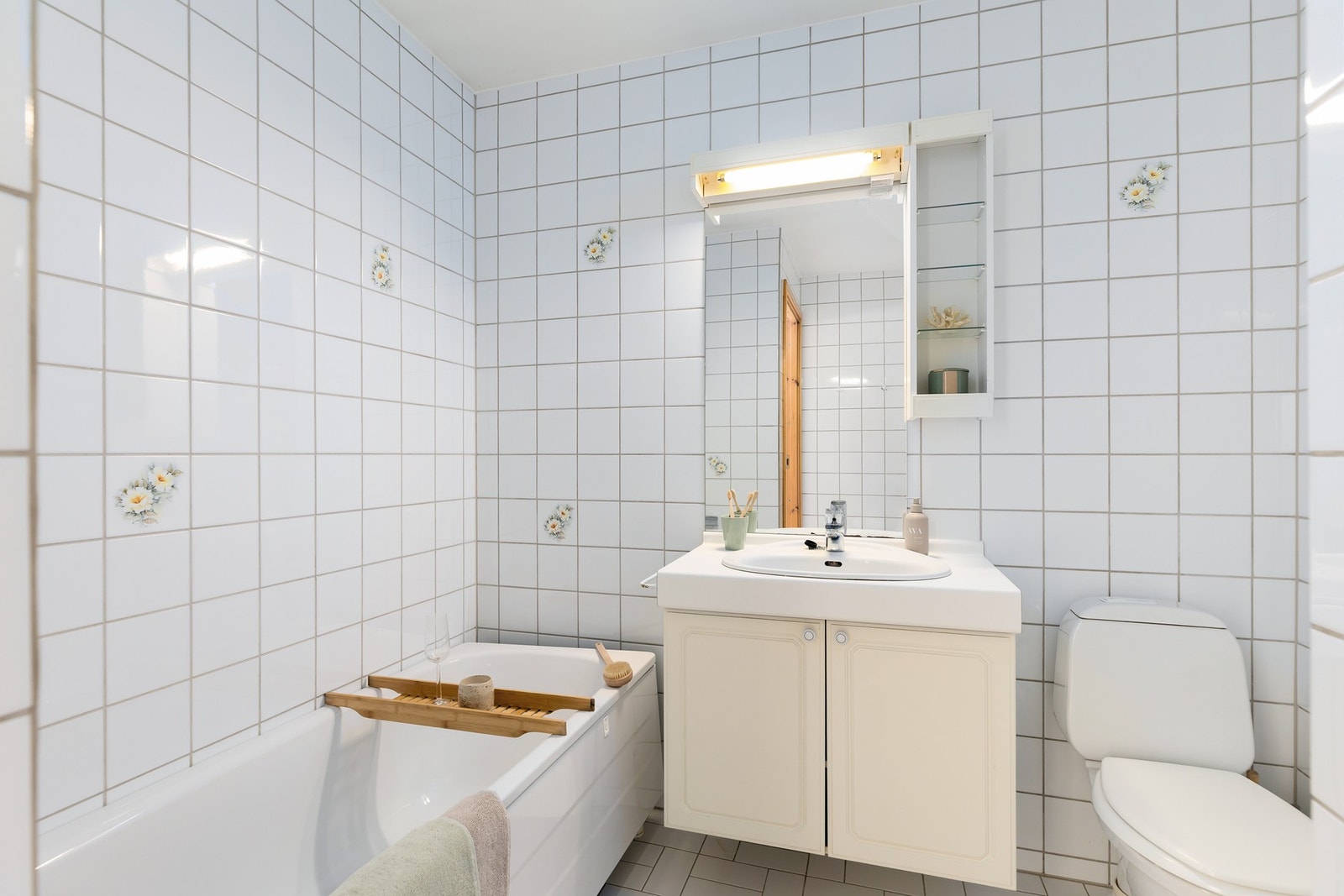 Badet er flislagt og utstyrt med varmekabler i gulv for ekstra komfort Galleribilde
