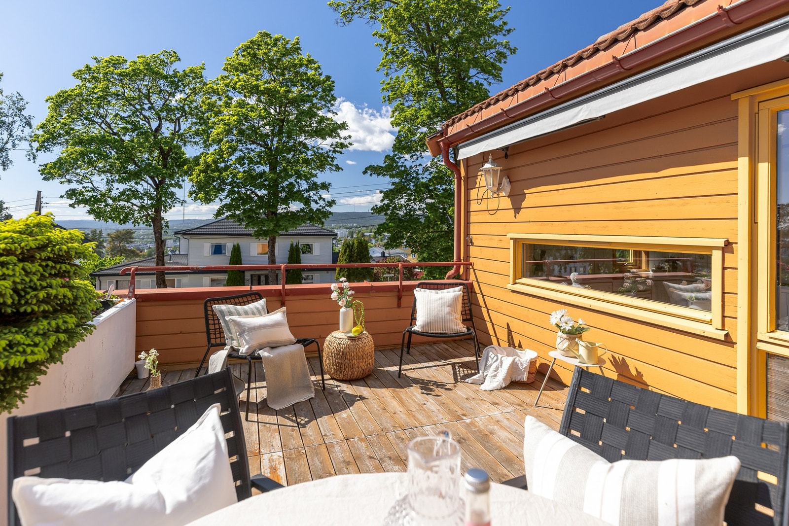 Terrassen har impregnert tregulv, elektrisk markise, utelys og stikkontakt Galleribilde
