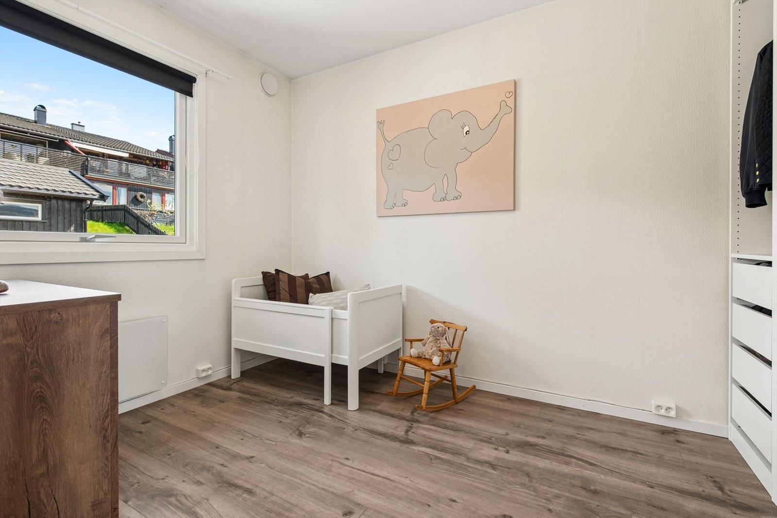 Soverom i første etasje med laminatgulv fra 2015. Galleribilde