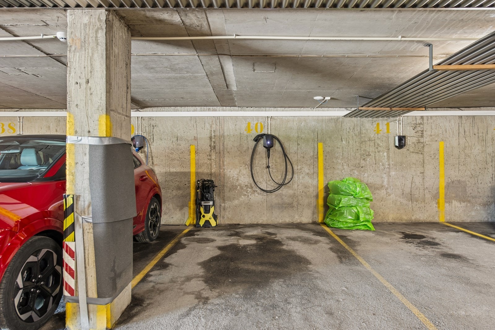 Disponerer én garasjeplass i felles anlegg med installert elbillader. Galleribilde